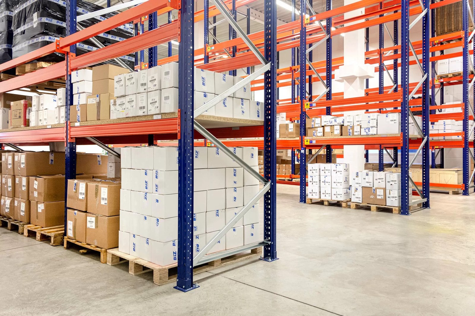 BIZ Courier & Logistics — centro de distribución Europa